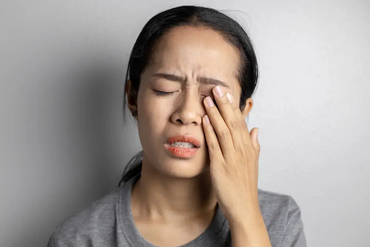 Mata terasa seperti ada pasir