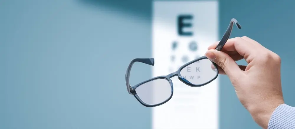 Kacamata mata minus atau operasi lasik? seorang pria sedang periksa mata.