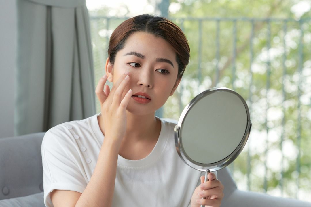 wanita mengalami mata merah