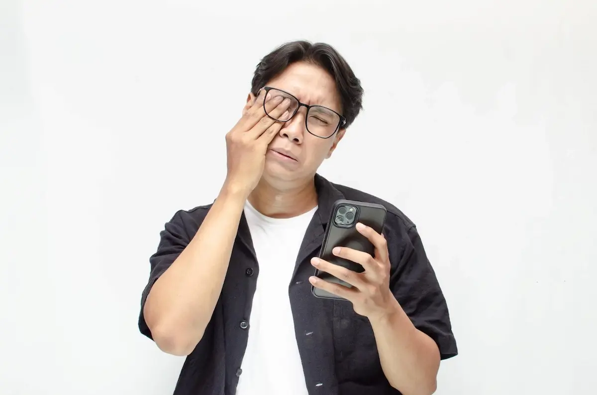 mata bengkak karena hp