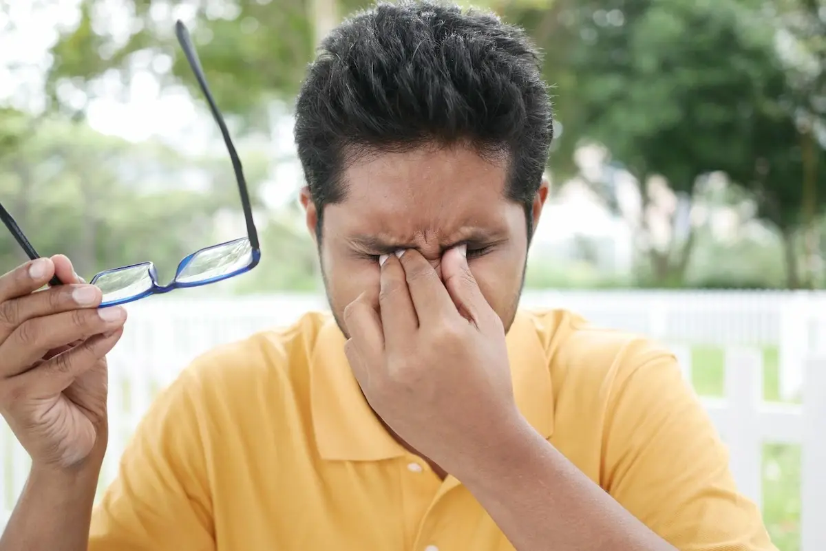 mengapa saat mata terkena kotoran akan keluar air mata