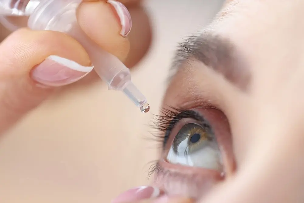 Wanita meneteskan obat mata untuk kesehatan mata