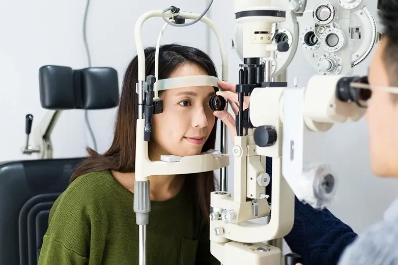 Ilustrasi dokter mata melakukan pemeriksaan mata rutin